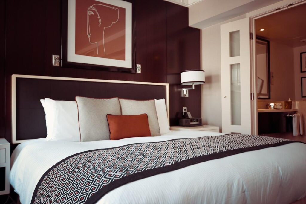 bed met kussens in de slaapkamer