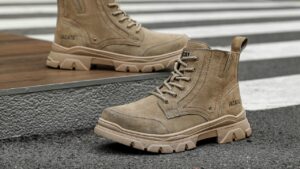 Beige suède wandelschoenen met stevige zolen, geschikt voorbeeld bij tips over suède schoonmaken