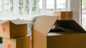 Verhuisdozen in een lichte woonkamer, klaar voor het huis leegmaken en inpakken van spullen