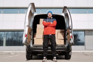 Koerier voor bestelbus met dozen voor spoedlevering woning 